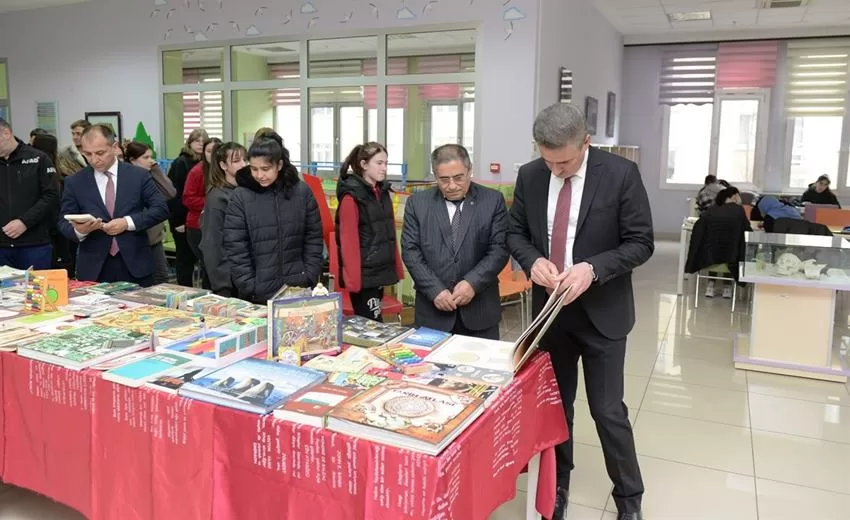 Çeşitli okullardan gelerek açılış