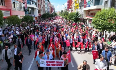 Festivalin kortej bölümünde konuşan