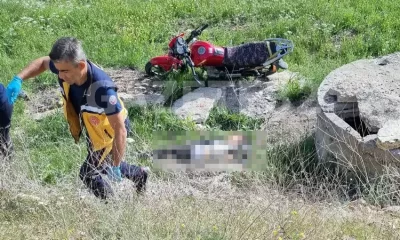 Isparta’da motosiklet yoldan çıkarak