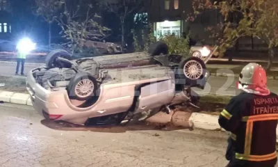 Isparta’da seyir halindeki otomobil