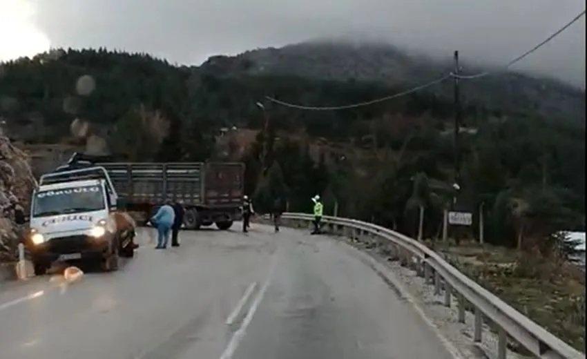 Isparta’da Tır ile Otomobil Çarpıştı: 3 Yaralı