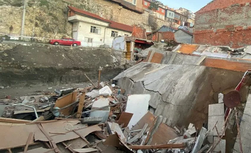 Isparta’nın Eğirdir ilçesinde bulunan üç katlı bina bir anda yerle