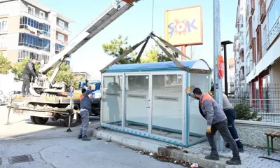 Isparta Belediyesi tarafından mahallelerde yoğun olarak kullanılan otobüs durakları kapalı