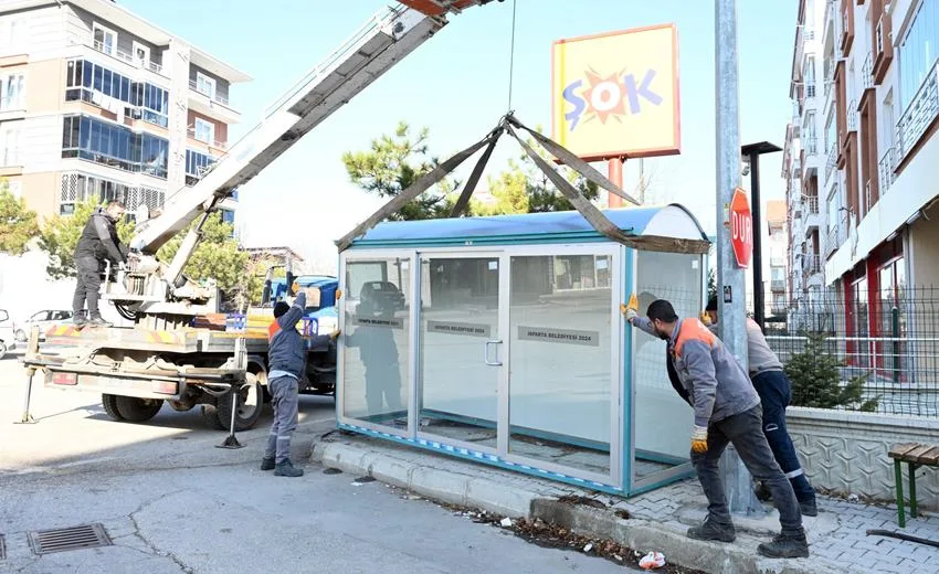 Isparta Belediyesi tarafından mahallelerde yoğun olarak kullanılan otobüs durakları kapalı