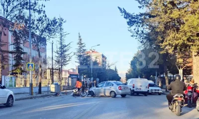 Edinilen bilgilere göre, Isparta Tapu Müdürlüğü yakınlarında gerçekleşen kazada otomobil