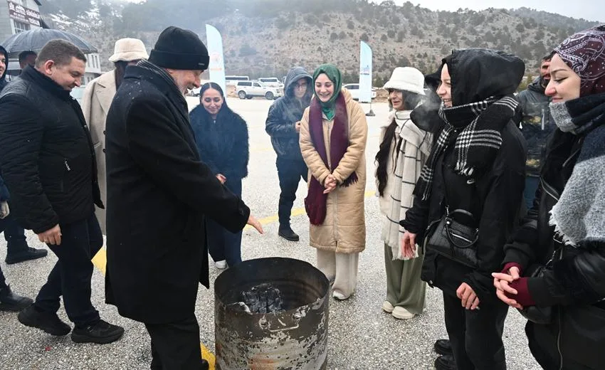 Isparta Belediye Başkanı Şükrü Başdeğirmen, üniversiteli AK Gençlik ve Üniversiteli