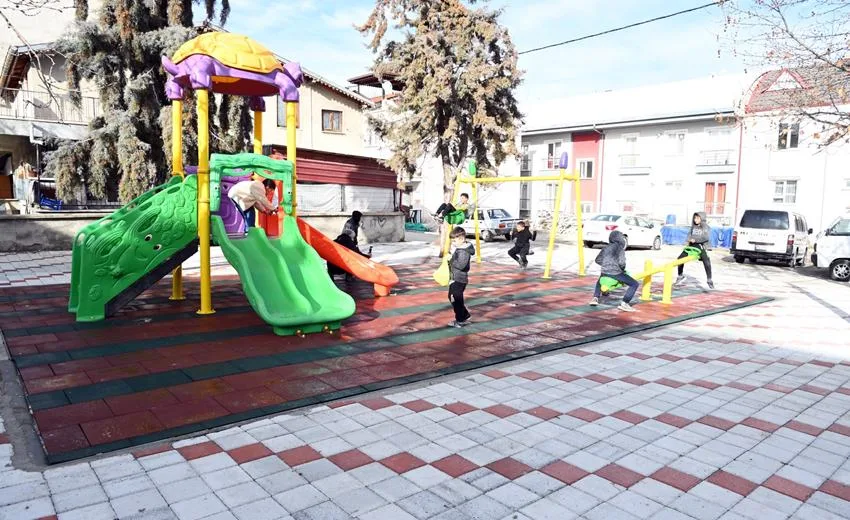 Isparta Belediyesi şehirde bulunan çocuk parklarında yenileme ile yeni park