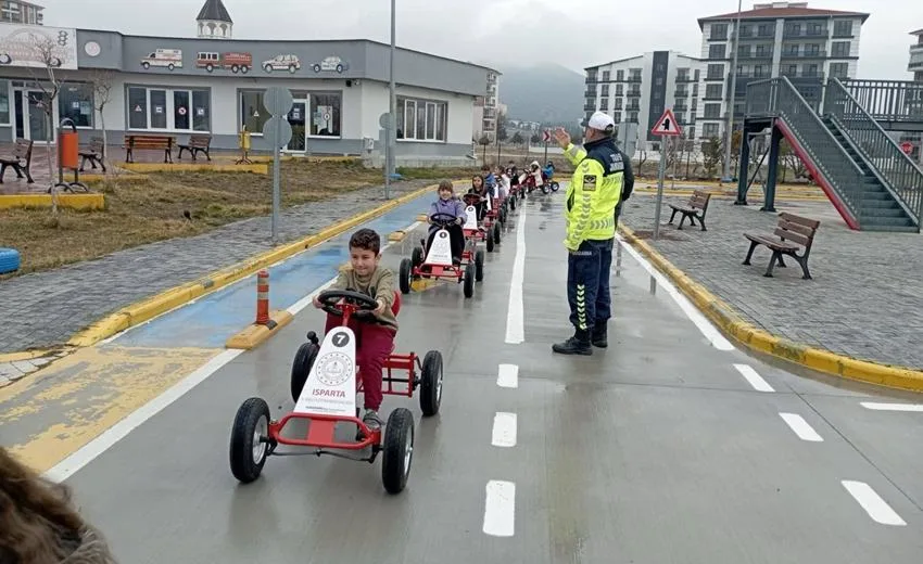 Isparta İl Jandarma Komutanlığı Trafik Jandarması Timleri, Çünür Mahallesi’nde bulunan