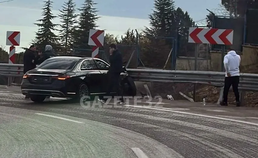 Isparta’nın Eğirdir ilçesinde sürücüsünün direksiyon hakimiyetini kaybettiği otomobil bariyerlere çarptı.