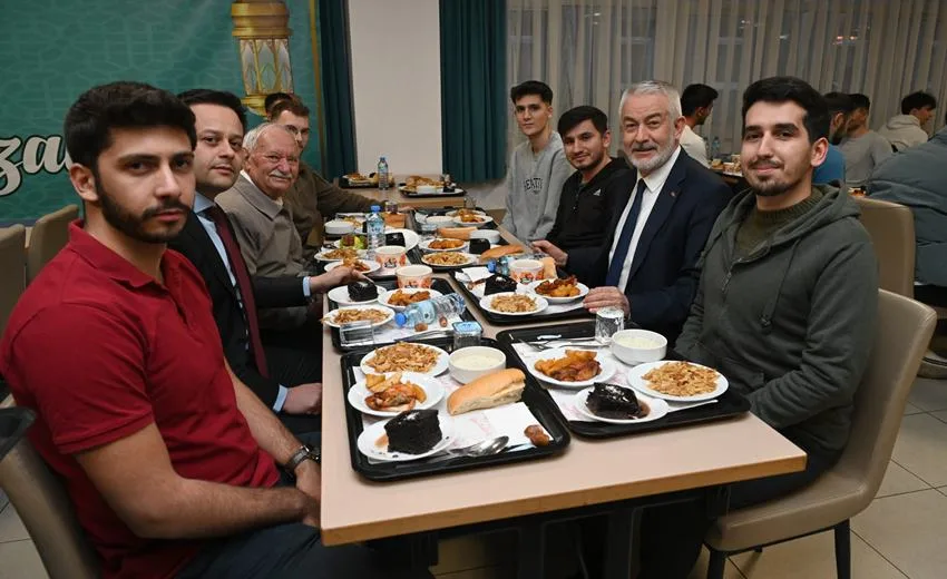 Isparta Belediye Başkanı Şükrü Başdeğirmen, Isparta KYK Erkek Yurdu’nda öğrencilerle