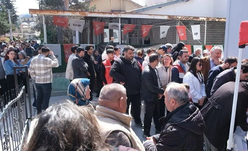 CHP, bugün Isparta’da üyelerinin ve vatandaşın önüne sandık koydu. Cumhurbaşkanı