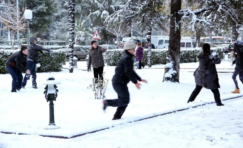 Isparta’nın Şarkikaraağaç ilçesinde kar yağışı ve olumsuz hava koşulları nedeniyle