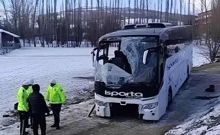 Isparta Petrol Turizm firmasına ait yolcu otobüsü, Afyonkarahisar’da kontrolden çıkarak